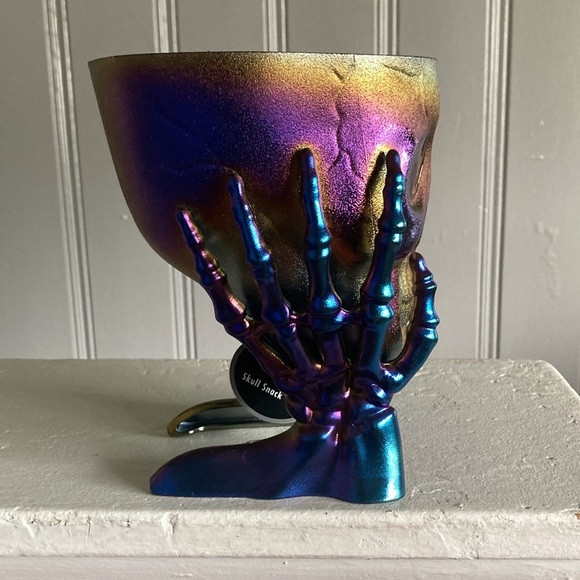 NWT Purple Blue Iridescent Oil Slick Skull 💀 in Hands Snack or Candy Bowl Decor - Picture 5 of 17